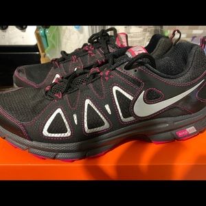 Women’s size 11w Nike air in black/pink/metallic